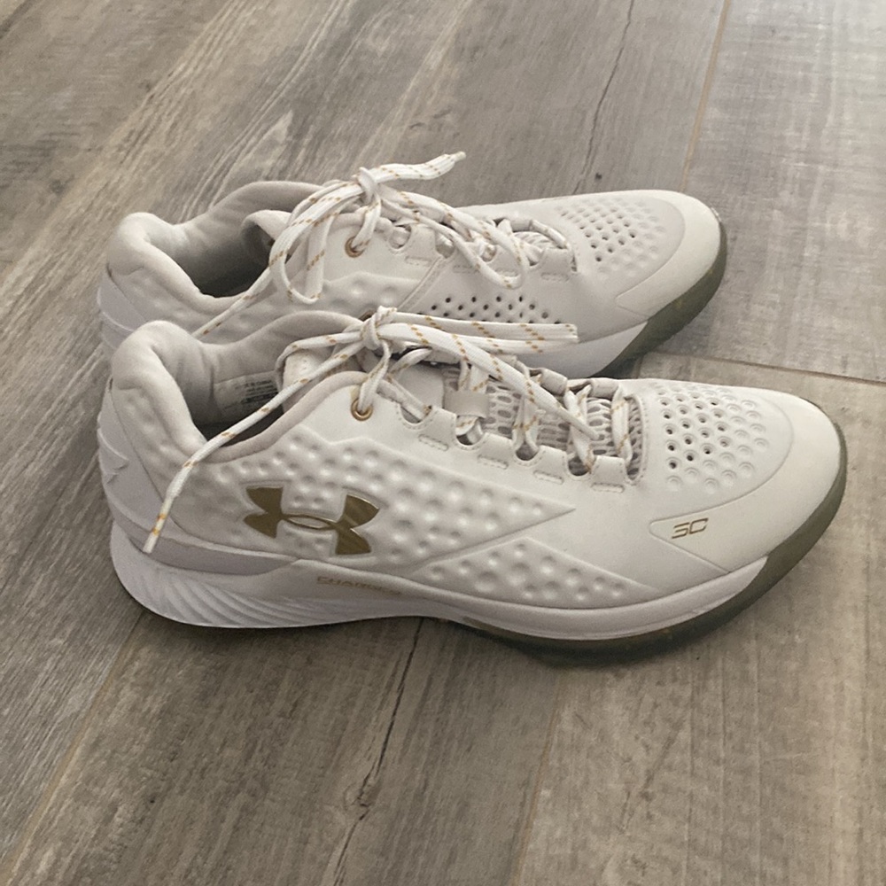 Under Armour Curry Low “Championship” US Size 8.5 MVP White/GLD.  Shows wear